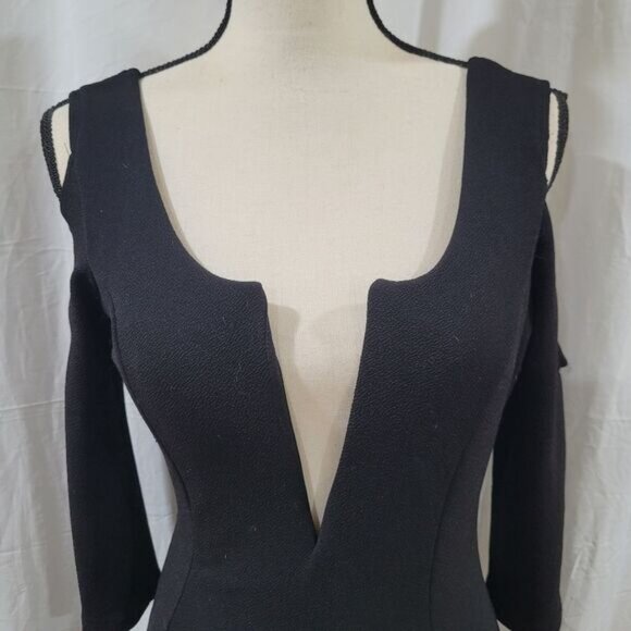 🏷5 for $25🏷 Sarah la Size M Black Deep V Cold Shoulder Chic Long Sleeve Dress - Picture 2 of 9